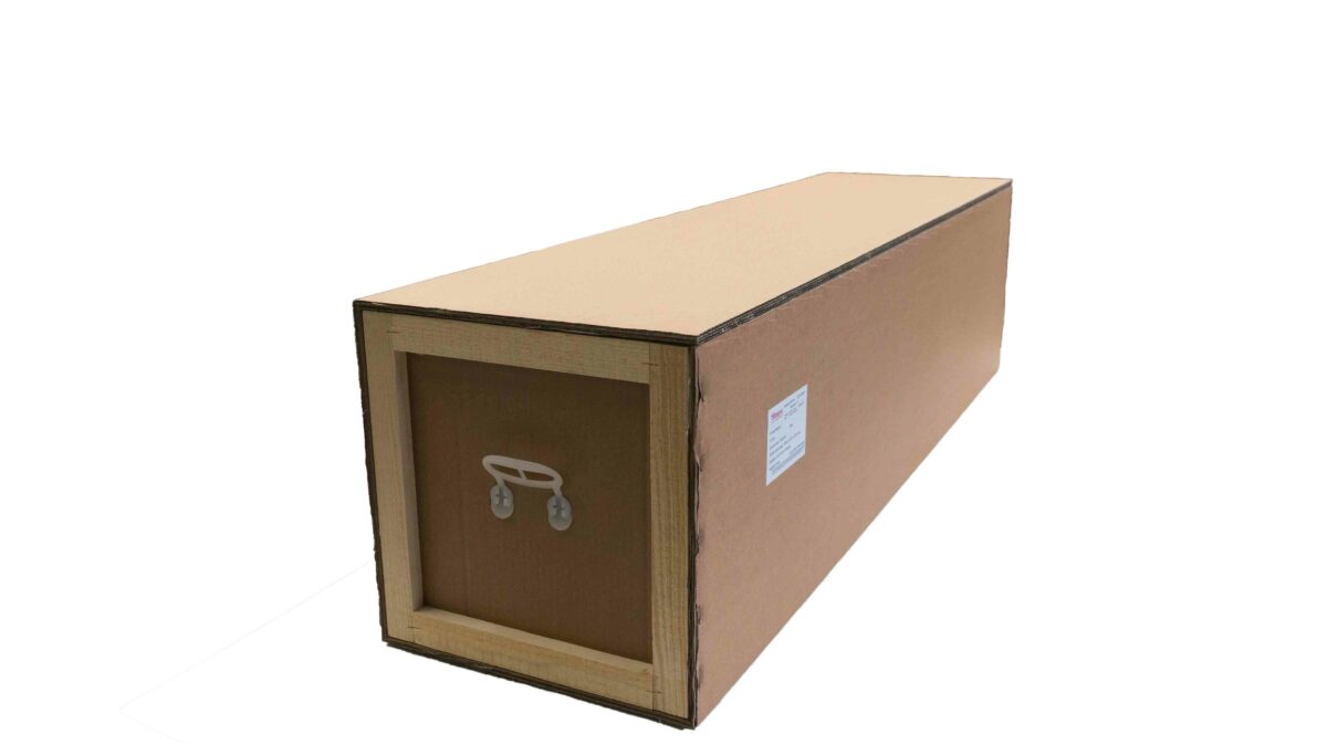 Lange, rechteckige Versandkarton-Box auf weißem Hintergrund.