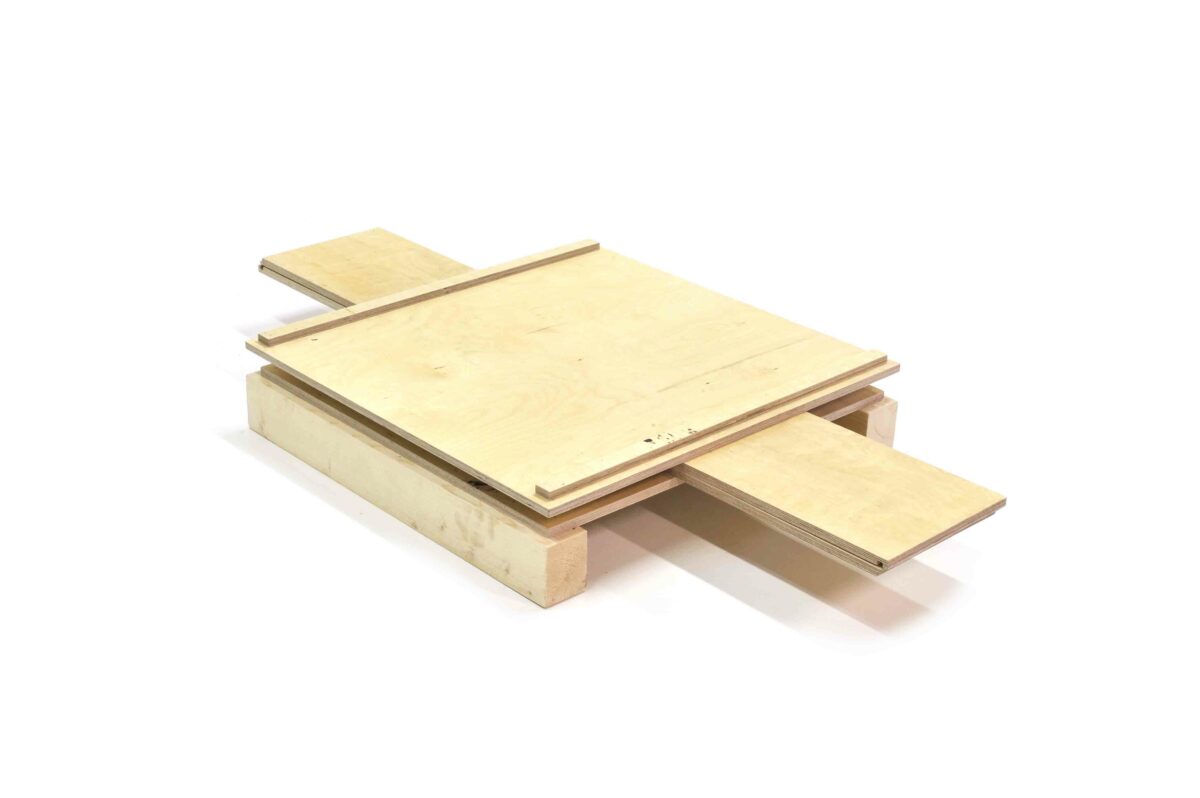 Das Bild zeigt die Life Multibox Basic im demontierten Zustand um die Kompaktheit und Einfachheit zu symbolisieren. Das Holz ist hell und unbehandelt was die Nachhaltigkeit des Produkts unterstreicht.