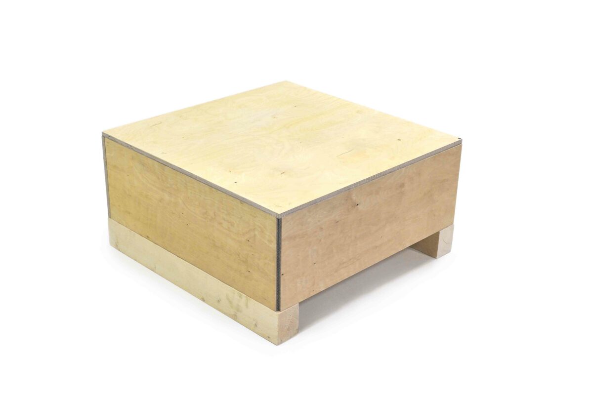 Stabile, quadratische Holzkiste auf niedrigen Füßen für den Transport oder die Lagerung von Waren. Die Kiste hat eine glatte Oberfläche und ist aus hellem Sperrholz gefertigt, was sie zu einer vielseitigen und robusten Verpackungslösung macht. Ideal für umweltbewusste Versandoptionen.