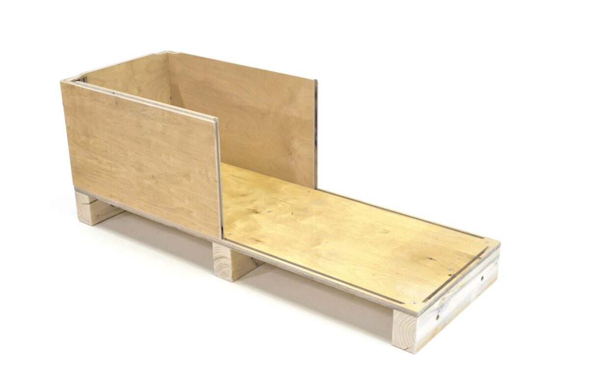 Stabile, quadratische Holzkiste auf niedrigen Füßen für den Transport oder die Lagerung von Waren. Die Kiste hat eine glatte Oberfläche und ist aus hellem Sperrholz gefertigt, was sie zu einer vielseitigen und robusten Verpackungslösung macht. Ideal für umweltbewusste Versandoptionen.
