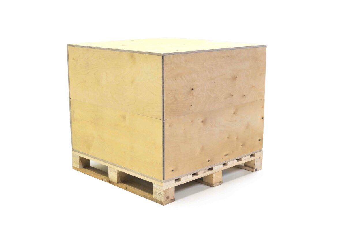 Stabile, quadratische Holzkiste auf niedrigen Füßen für den Transport oder die Lagerung von Waren. Die Kiste hat eine glatte Oberfläche und ist aus hellem Sperrholz gefertigt, was sie zu einer vielseitigen und robusten Verpackungslösung macht. Ideal für umweltbewusste Versandoptionen.