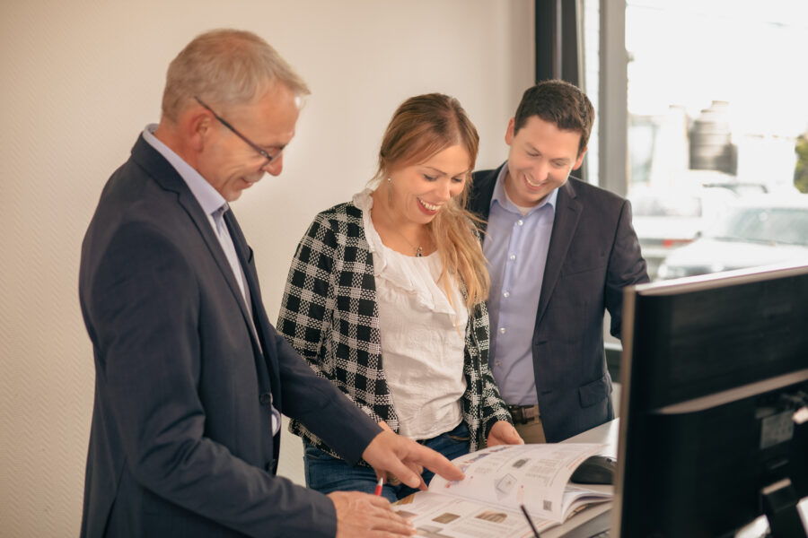 Drei Teamkollegen bei der Entwicklung von individuellen Verpackungslösungen