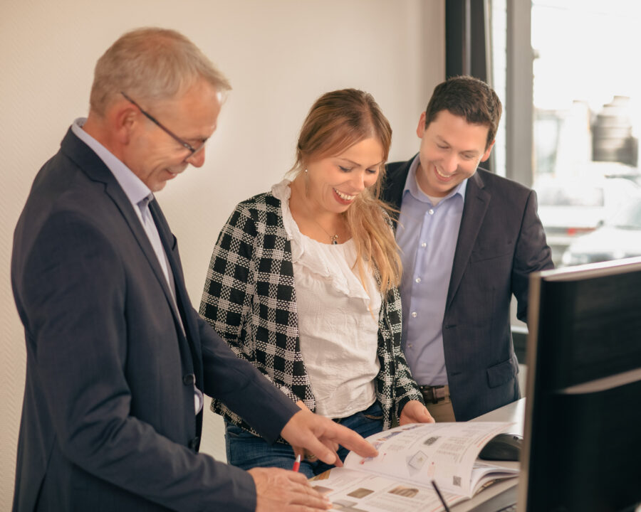 Drei Teamkollegen bei der Entwicklung von individuellen Verpackungslösungen