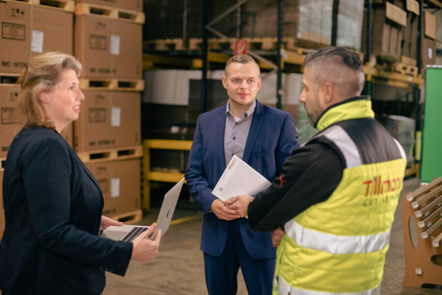 Tillmann Team bei einer Besprechung im Lager
