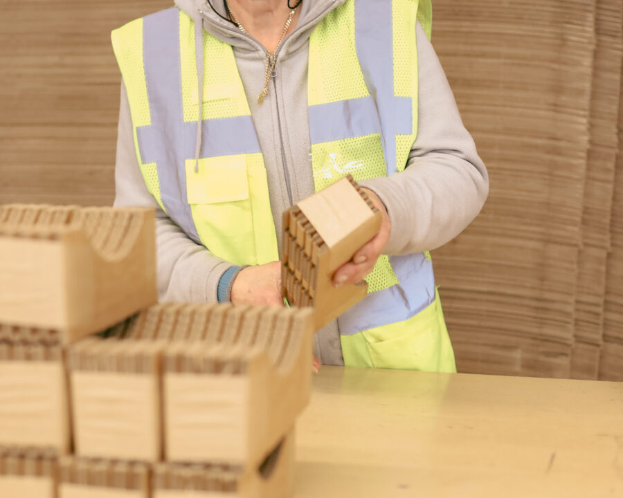 Mitarbeiterin beim Zusammenbau einer individuellen Verpackungslösung