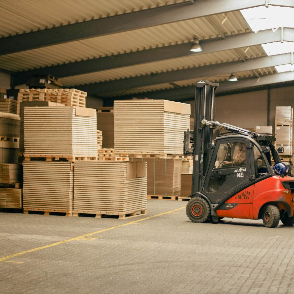 Großaufnahme des Abruflagers mit einem rotem Gabelstapler