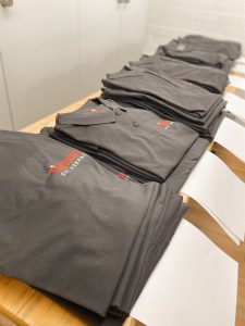 Nahaufnahme der neuen Arbeitskleidung von Tillmann Verpackungen