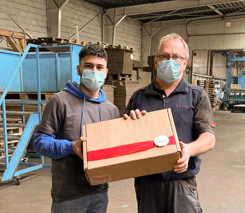 Arbeitskleidung wird an Mitarbeiter ausgehändigt