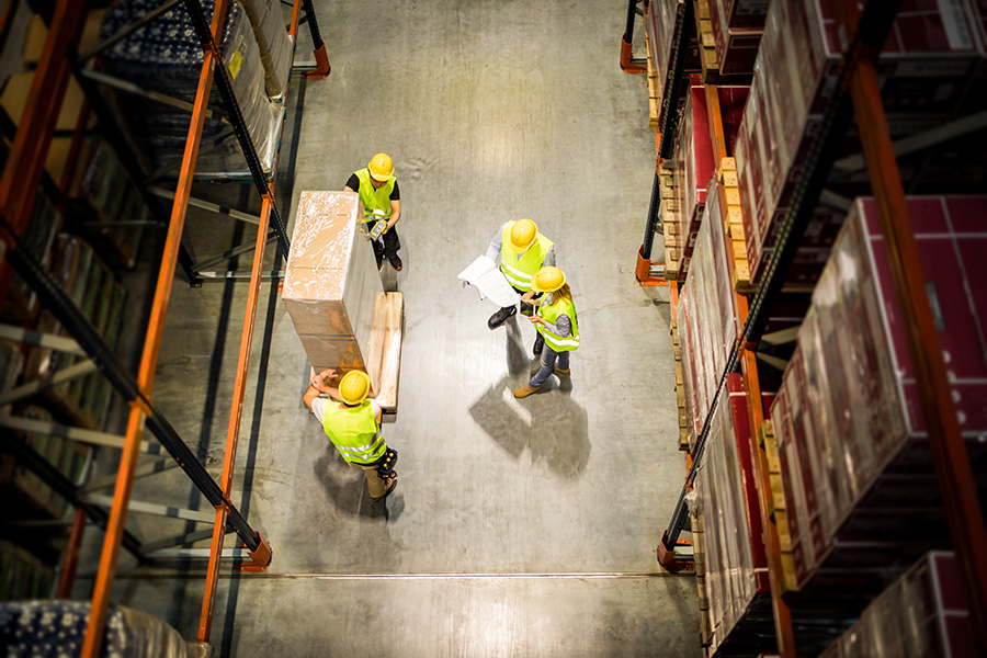 Warenhaus Mitarbeiter stehen vor einer verpackten Fracht