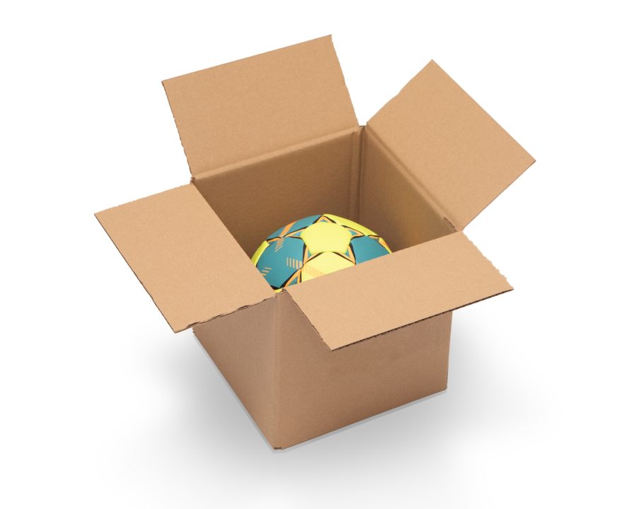 Geöffneter, quadratischer Versandkarton aus Wellpappe mit einem farbigen Fußball in der Mitte, isoliert auf weißem Hintergrund, ideal für den Transport von Sportartikeln oder Online-Versandhandel.