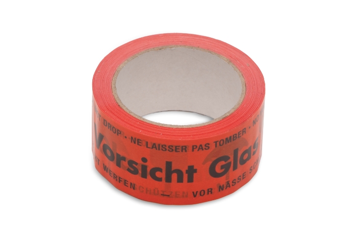 Das Bild zeigt eine Rolle bedrucktes Selbstklebeband. Das Band ist auf einer Rolle aufgewickelt. Das Band erscheint neu und unbenutzt, und das Foto ist vor einem weißen Hintergrund aufgenommen, was die Rolle klar hervorhebt.