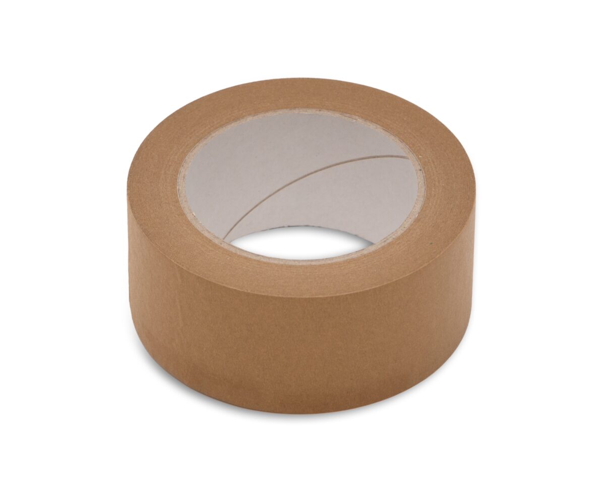 Das Bild zeigt eine Rolle Papierklebeband. Das Band ist auf einer Rolle aufgewickelt. Das Band erscheint neu und unbenutzt, und das Foto ist vor einem weißen Hintergrund aufgenommen, was die Rolle klar hervorhebt.
