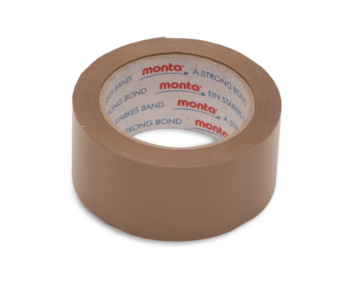 Das Bild zeigt eine Rolle Selbstklebeband. Das Band ist auf einer Rolle aufgewickelt.