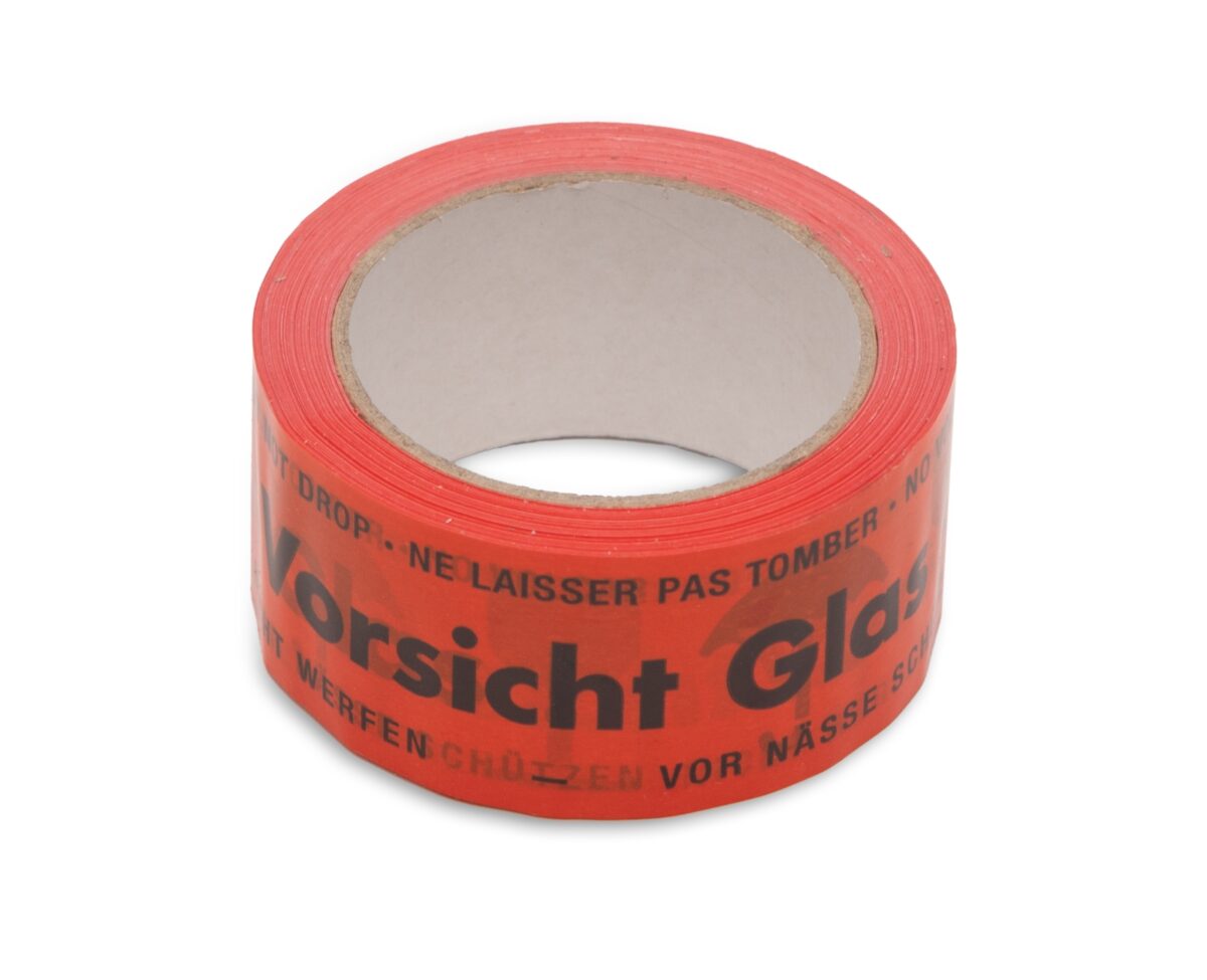 Das Bild zeigt eine Rolle bedrucktes Selbstklebeband. Das Band ist auf einer Rolle aufgewickelt. Das Band erscheint neu und unbenutzt, und das Foto ist vor einem weißen Hintergrund aufgenommen, was die Rolle klar hervorhebt.